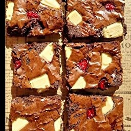 vişne ve beyaz çikolatalı brownie